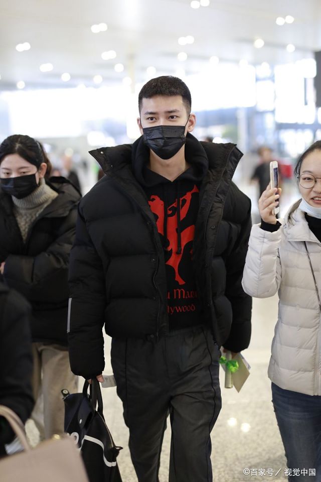 熊梓淇剃清爽寸头少年感暴增 穿面包羽绒服立领耍帅